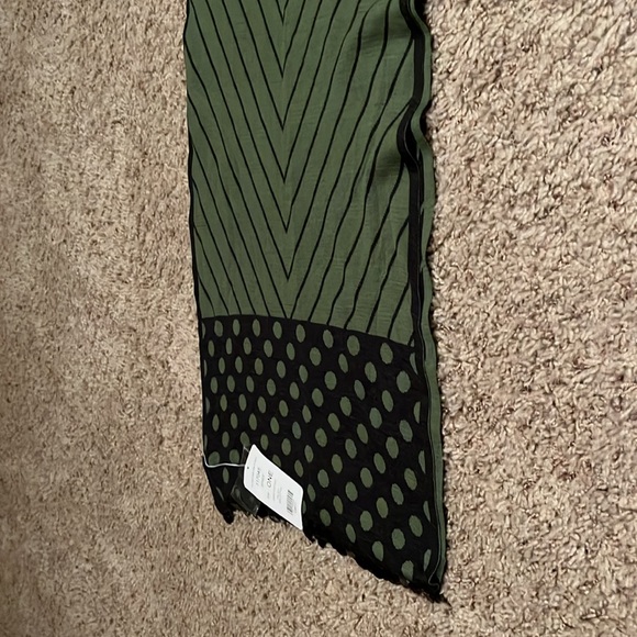Carlisle Scarf.  Brand new with tags. Green & dark blue.  Absolutely stunning. - Picture 4 of 6